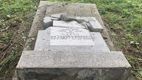 Trei tineri au fost reținuți după ce mai multe monumente funerare din Cimitirul Evreiesc au fost distruse