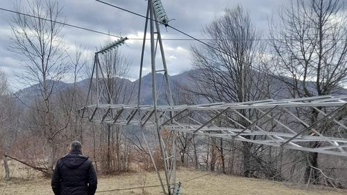 Patru stâlpi imenşi de înaltă tensiune dintr-o localitate din Bacău au fost puşi la pământ după ce hoţii au furat câteva bare metalice de la baza acestora