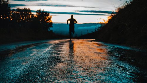 Un antreprenor anunță că va alerga 150 de km de la Bacău la Râmnicu Sărat pentru a determina autoritățile să monteze separatoare de sens pe E85, denumit și ”Drumul Morții”