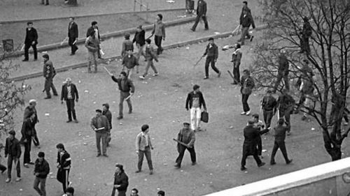 ”Martie Negru”: Muzeul Casa Terorii a comemorat evenimentele din martie 1990 de la Târgu Mureș / Cum s-au aliat romii cu maghiarii pentru a se apăra de violențele românilor 