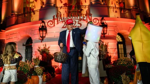 Trump a organizat petrecerea de Halloween la Casa Albă cu supereroi şi sosii ale sale / Cuplul prezidențial a împărțit dulciuri copiilor și părinților lor care stăteau la coadă