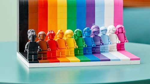 VIDEO Lego va lansa un nou set de jucării, în culorile curcubeului, pentru a celebra comunitatea LGBT+ și diversitatea: ''Everyone is Awesome''