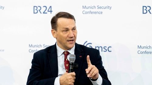 Tacticile de negociere ale SUA pentru Ucraina sunt „neortodoxe”, spune ministrul polonez Sikorski: „Trezesc unele speranțe, le dorim noroc”