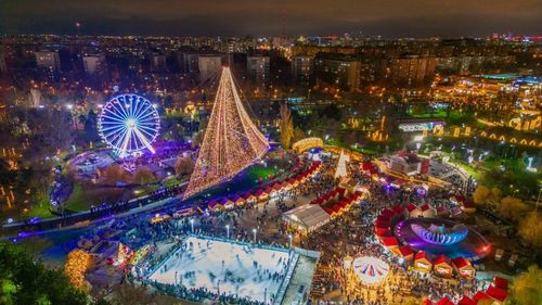 Iluminatul de Sărbători va fi inaugurat în Capitală vineri, când se deschide Târgul de Crăciun / Programul din Capitală: Nicole Cherry, Loredana, Lidia Buble şi Ovidiu Lipan Ţăndărică vor cânta în Piaţa Constituţiei