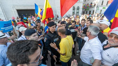 Protestatarii AUR au forțat dispozitivul de jandarmi și au încercat să meargă spre intrarea în Guvern / Jandarmeria: Nu s-au folosit gaze lacrimogene, așa cum s-a vehiculat în spațiul public