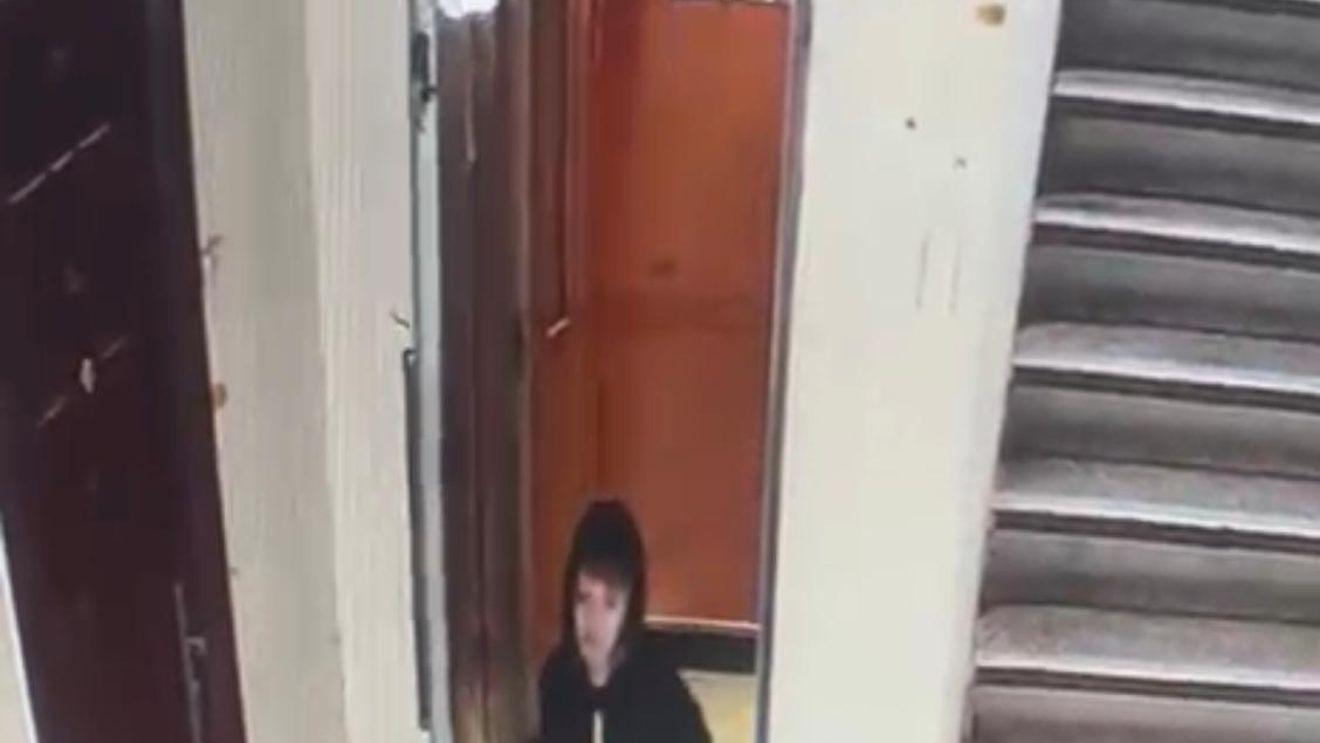 Un copil în vârstă de 8 ani a dispărut de acasă, din Sectorul 4 / Imagini cu momentul în care iese din lift