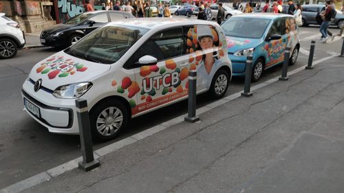Campanie inedită a studenților de la Universitatea Tehnică de Construcții împotriva expunerii reclamelor la videochat în apropierea instituțiilor de învățământ/ Autovehicule cu reclame la UTCB, aduse în centrul capitalei, în oglindă cu cele publicitare pentru videochat