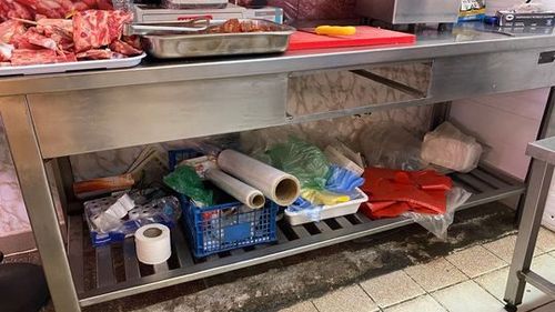 FOTO Protecția Consumatorului a dat amenzi de aproape 100.000 de lei în Piața Delfinul și a închis 11 operatori economici din cauza mizeriei și a produselor expirate