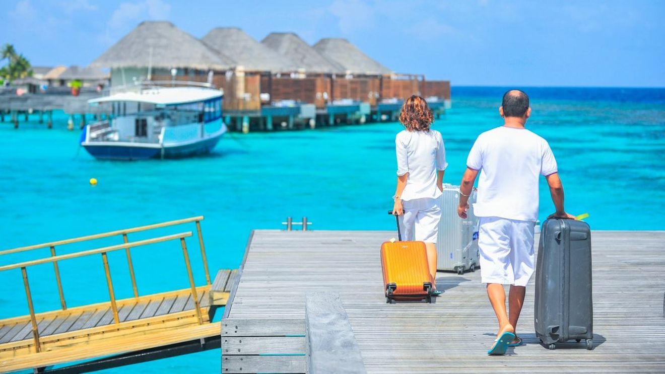 Agențiile de turism solicită efectuarea unui test Covid-19 la întoarcerea în ţară după concediu, în locul carantinării de 14 zile