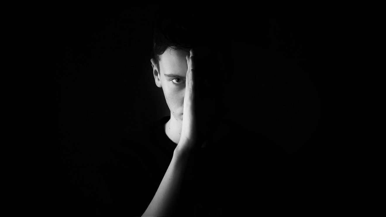ENTR: „Haide, nu mai plânge, ce fel de bărbat ești tu?” Consecințele pentru tineri ale masculinității toxice