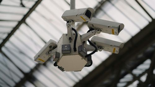 USR cere printr-un proiect de lege montarea de camere video în centrele de asistenţă socială / „Monitorizarea va oferi autorităţilor instrumente obiective de măsurare şi supraveghere a calităţii îngrijirii beneficiarilor”