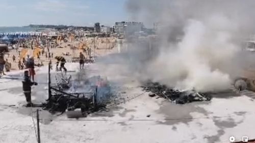 VIDEO Două rulote au luat foc în zona pietonală de pe plaja Belona din Eforie Nord