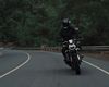 Ce înseamnă dacă vezi o cască moto pe marginea drumului? Semnalul pe care orice șofer și motociclist ar trebui să-l cunoască și care ar putea salva vieți