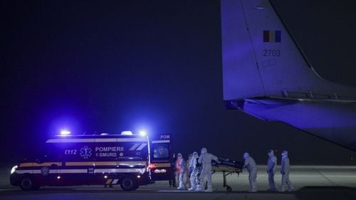 O pacientă cu COVID-19 a murit în timp ce era transferată în Ungaria/ România a transferat și personal medical pentru a ține legătura cu familiile pacienților