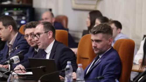 Prestația la audierile din comisiile parlamentare a ministrului desemnat la Economie, Marian Bârgău, a stârnit rumoare în sală / S-a bâlbâit, a greșit valoarea impozitului pe dividende, n-a răspuns concret la nicio întrebare / A fost consilierul lui Nicușor Dan la Primăria București
