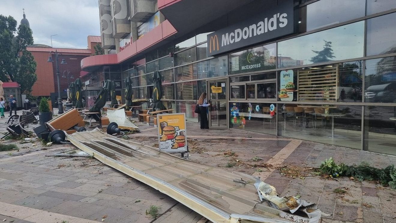 Furtună devastatoare în Oradea: Trafic blocat în aproape tot orașul, copaci scoși din rădăcini, acoperișuri luate de vânt