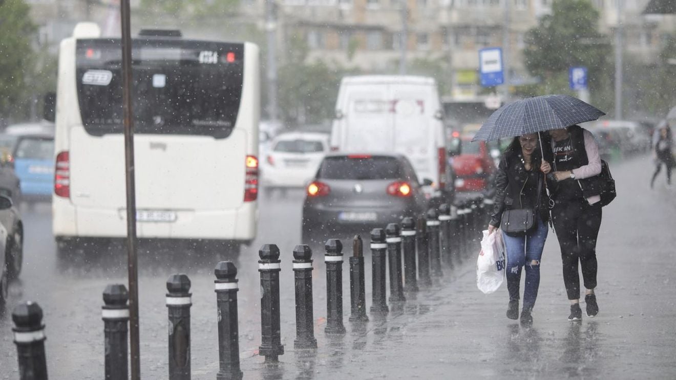 VIDEO Rupere de nori în București, stația de metrou Aviatorilor și Gara de Nord sunt inundate. Cod portocaliu de furtună până la ora 19.30