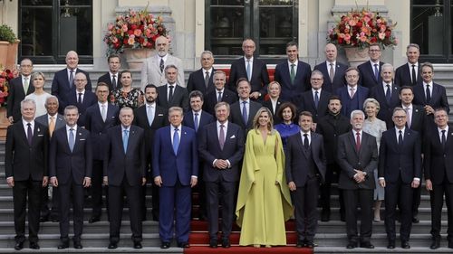 Nicuşor Dan a stat lângă șeful NATO, în spatele lui Donald Trump şi al regelui Olandei, gazda evenimentului, la poza de grup de la summitul NATO