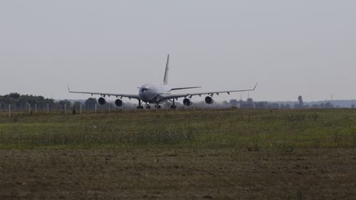 Avionul cu cei 40 de diplomați ruși expulzați a plecat la Moscova cu 6 ore întârziere / Au existat problemelor cu încărcarea bagajelor