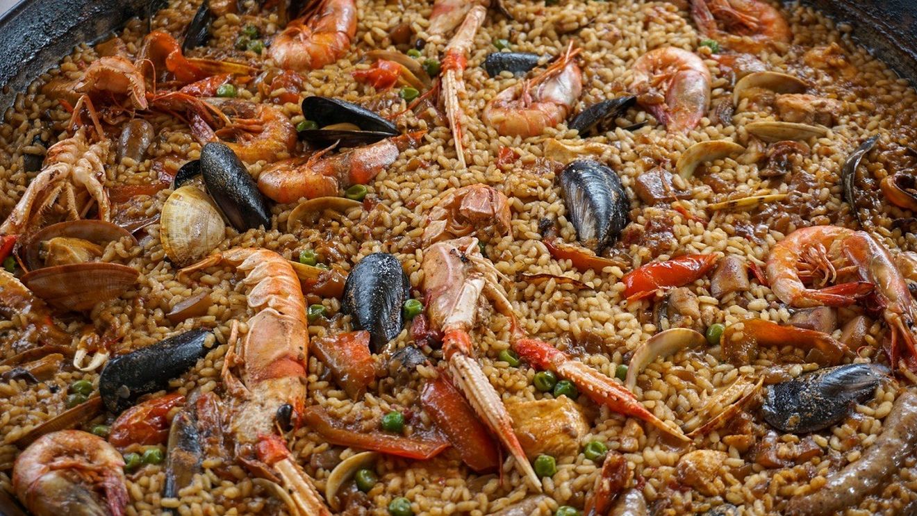 Fermierii spanioli avertizează că orezul din care se face paella va dispărea din cauza interzicerii utilizării unui pesticid în UE