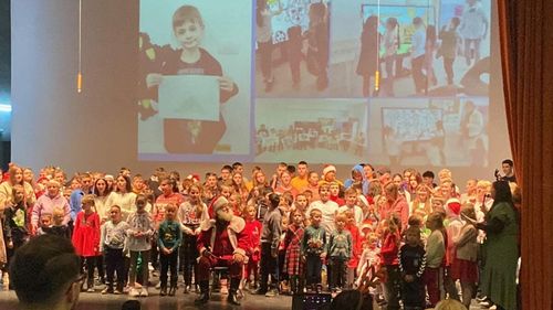 Peste 150 de copii din Ucraina au participat la un spectacol de colinde la Teatrul „Matei Vișniec” din Suceava