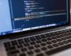 Hackeri ruși au compromis conturi ale Guvernului britanic / Datele sunt scoase la vânzare pe dark web