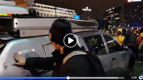 VIDEO O mașină Antena 3, evacuată cu jandarmii de la protest după ce zeci de manifestanți au strigat ”Antena 3, niște derbedei!”. Jandarmeria susține că au existat agresiuni la adresa echipei de jurnaliști