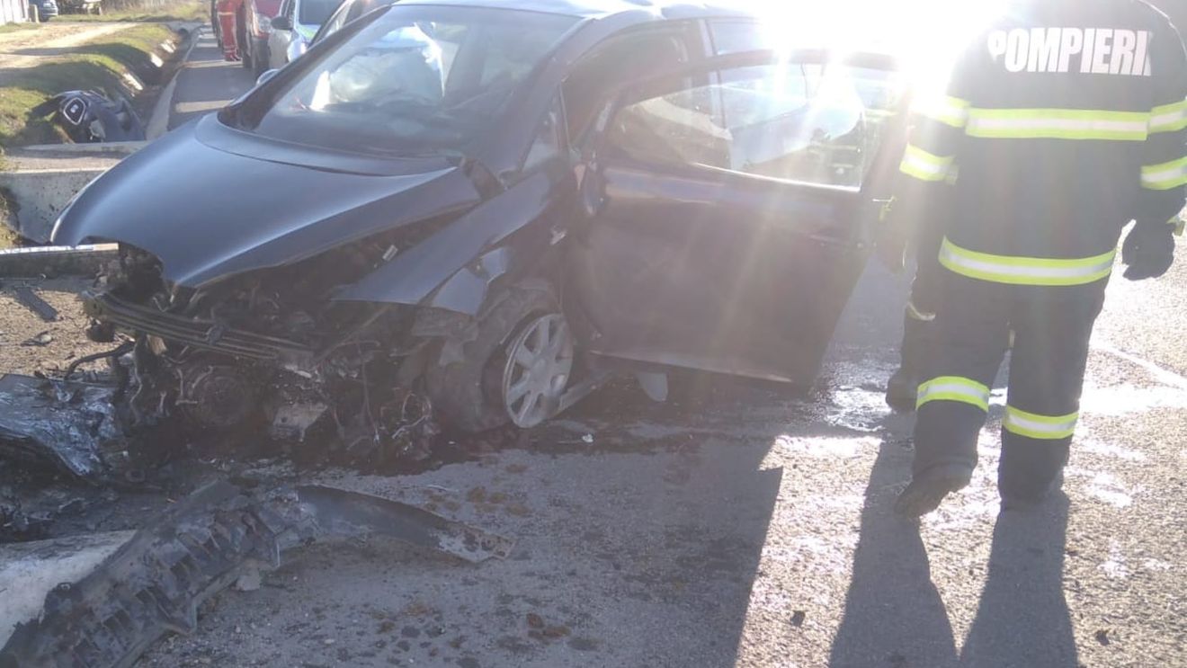 Circulație blocată în Vaslui după ce un autoturism a intrat într-un pod