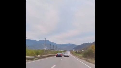 Şofer sancţionat după ce a fost filmat în timp ce face o depăşire riscantă / Șoferul de pe contrasens evită la limită coliziunea frontală - VIDEO