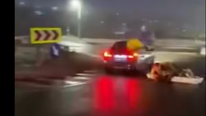 VIDEO Un şofer a fost filmat în noaptea de Revelion în timp ce se învârte cu maşina într-un sens giratoriu din judeţul Iaşi având legat un sicriu în care se află doi tineri mascaţi