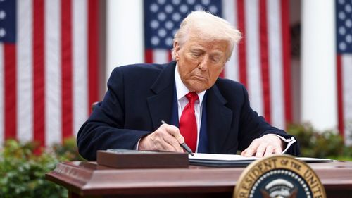 Trump ameninţă să-şi anuleze întâlnirea cu Xi, din cauza unui conflict cu privire la pământurile rare. El ameninţă China, care ”devine foarte ostilă”, cu represalii comerciale masive