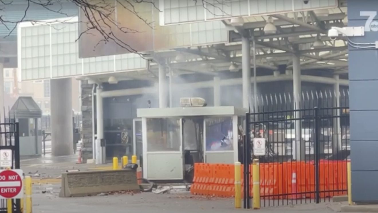 BREAKING Un vehicul a explodat pe podul dintre SUA și Canada / Ar fi vorba de un atentat terorist / Podul a fost închis pe ambele direcții. De asemenea, au fost închise alte trei puncte de trecere a frontierei din regiune
