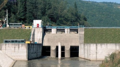 Un bărbat din Vâlcea, salvat de la înec de prietenii săi