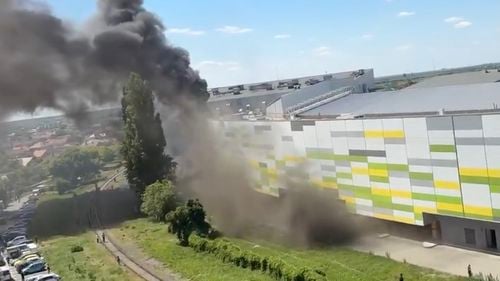 Incendiu la un mall din Arad, urma să se inaugureze în această lună / Intervenția pompierilor continuă după patru ore / Au ars 500 mp din faţadă şi acoperiş
