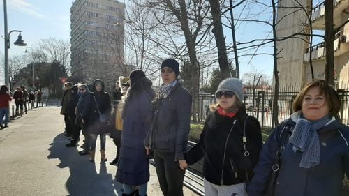 Constanţa: Lanţ uman în faţa Spitalului Judeţean în urma morţii femeii ţinute 16 ore la Urgenţe