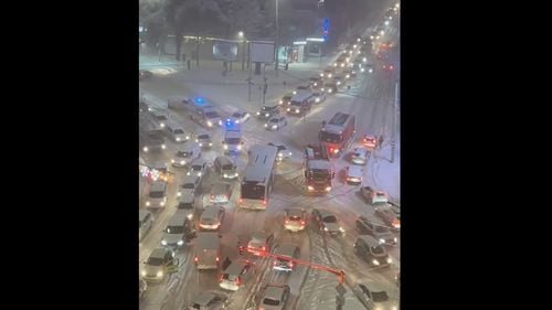 VIDEO Intersecție din Iași complet blocată după ninsoare