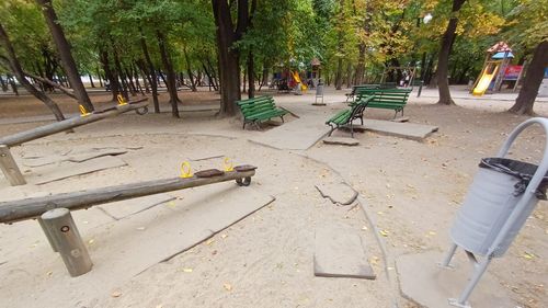 FOTO Cişmigiu şi Herăstrău, două dintre parcurile cele mai iubite de bucureşteni, sunt într-o stare deplorabilă. În ciuda evidenţei din teren, Primăria Capitalei susţine că "ingrijirea spatiilor verzi a reintrat în parametri normali"