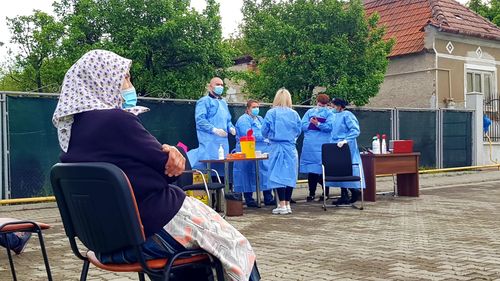 VIDEO Vaccinare la țară: Mini-centre amenajate în curtea unor localnici din Ciugud (Alba), pentru grupuri de vecini. Cum s-au pregătit oamenii, în așteptarea echipelor de la DSP