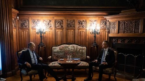 Ministrul de externe ungar, Peter Szijjarto, decorat de Serghei Lavrov, la Moscova, cu Ordinul Prieteniei