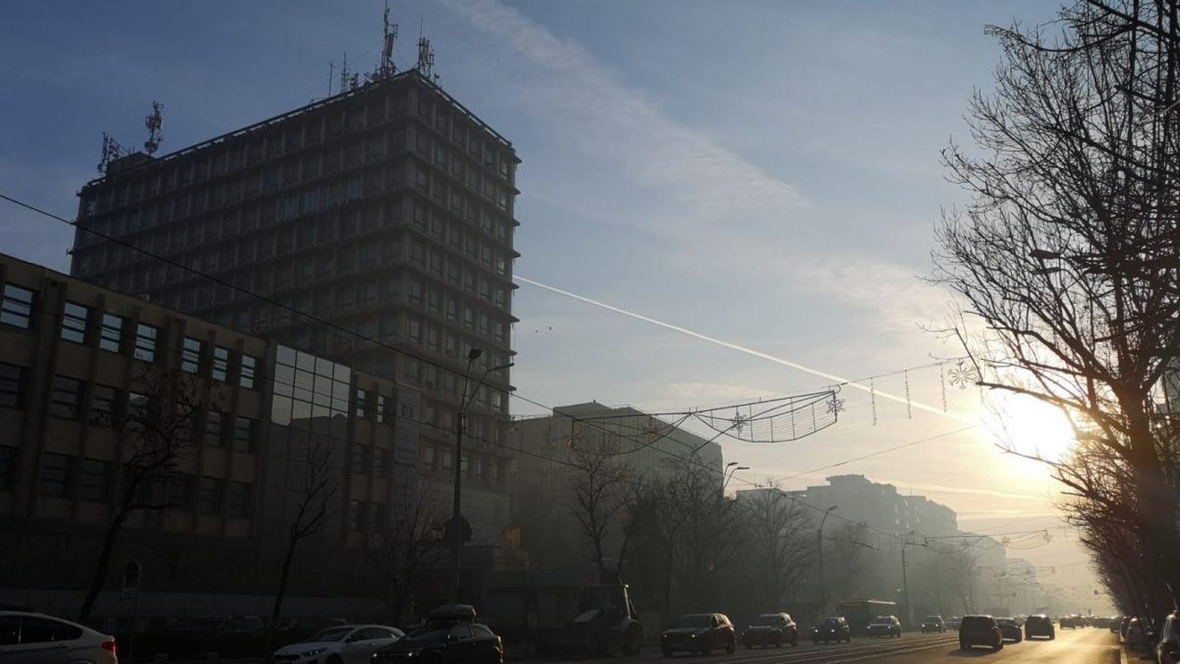 Aer greu de respirat în Capitală, luni dimineață / Concentrații ridicate de PM 2.5 / Numeroase sesizări la Garda de Mediu