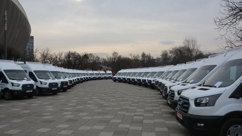 Consiliul Județean Arad a recepționat alte șase microbuze electrice școlare în plin scandal legat de prețul de achiziție al acestora / Prețul pe bucată a scăzut cu 80.000 de euro, în contextul în care Parchetul European a demarat o anchetă în acest caz
