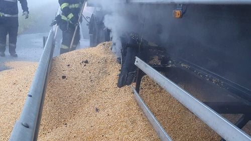 Trafic restricţionat pe A2 după un incendiu izbucnit la remorca unui tir încărcat cu porumb