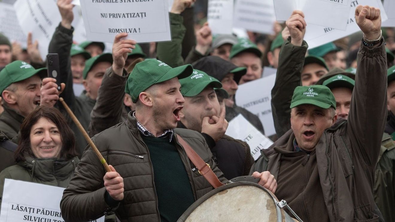 Protest al silvicultorilor la Ministerul Mediului / Ministra Diana Buzoianu a venit în fața instituției: „Romsilva nu este vacă de muls pentru nimeni. Reforma continuă”