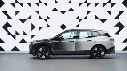 BMW a dezvăluit un automobil capabil să-şi schimbe culoarea întregii caroserii