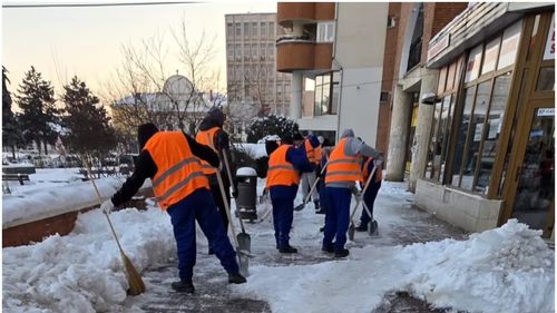 Străzile din Alba Iulia, deszăpezite cu deținuți / Sunt păziți de ”mascați” / Primăria: ”Contribuie activ la menținerea accesibilității și siguranței pe străzile din municipiu”
