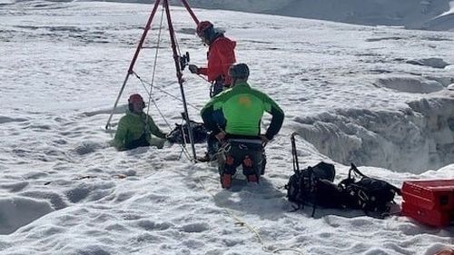 O rusoaică a supravieţuit două zile şi două nopţi în crevasa unui gheţar din Elveţia