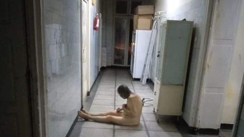 Imagini de groază din Spitalul Reșița: pacienți ținuți goi pe holuri și mizerie de nedescris / Managerul: „Recunoaștem ce se întâmplă în spital” / Ministrul Tătaru a cerut un control de urgență