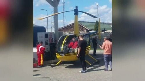 Un elicopter înmatriculat în SUA a aterizat într-o benzinărie în Curtea de Argeș. Localnicii și-au făcut selfie cu el