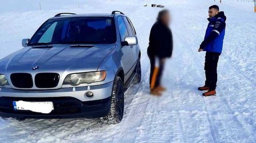 Doi bărbaţi, tată şi fiu, prinși cu SUV-urile pe pârtia de schi din staţiunea Muntele Mic / Amendați cu 2.000 de lei