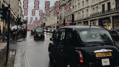 Marea Britanie va interzice automobilele echipate cu motoare pe benzină şi motorină din 2035, chiar și pe cele hibride